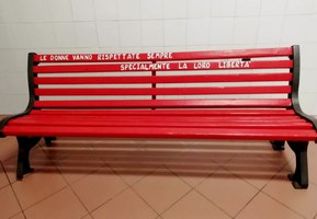 A Porta Nova due "panchine rosse" contro la violenza sulle donne