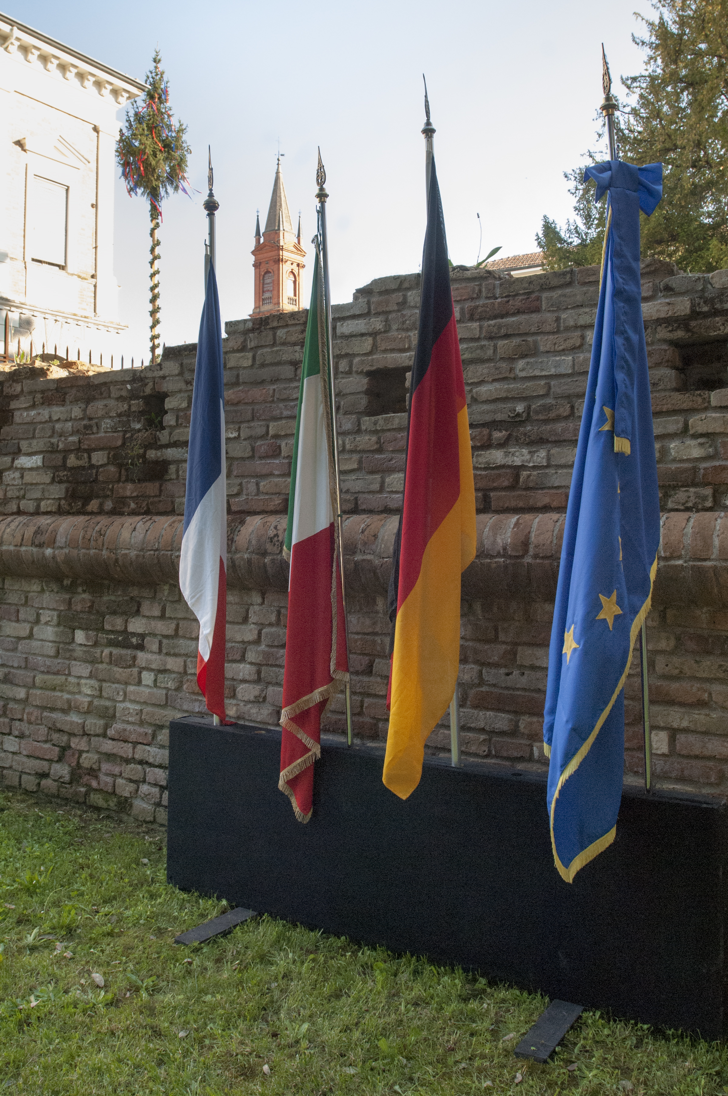 2016 ventennale bandiere.jpg