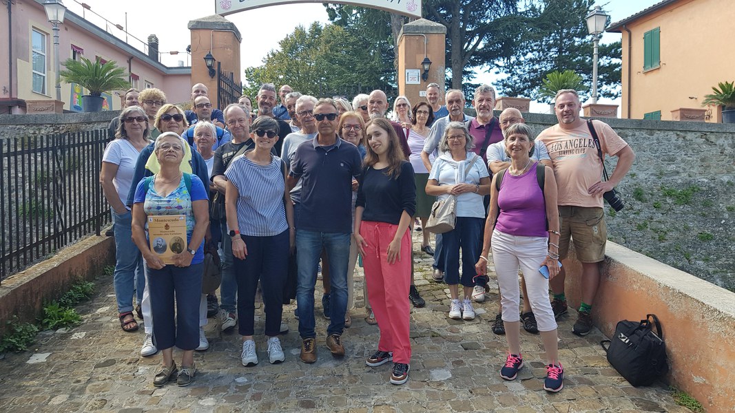 2023 gemelli in gita a Montescudo.jpg