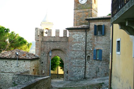 Monte Colombo - Torre e porta malatestiana esterna.JPG