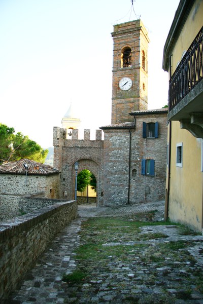 Monte Colombo - Torre e porta malatestiana esterna.JPG