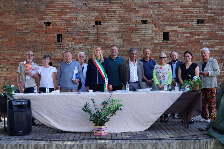 2021 Fira 25esimo gemellaggio Saluggia Rocca foto gruppo gemelli e amici.jpg