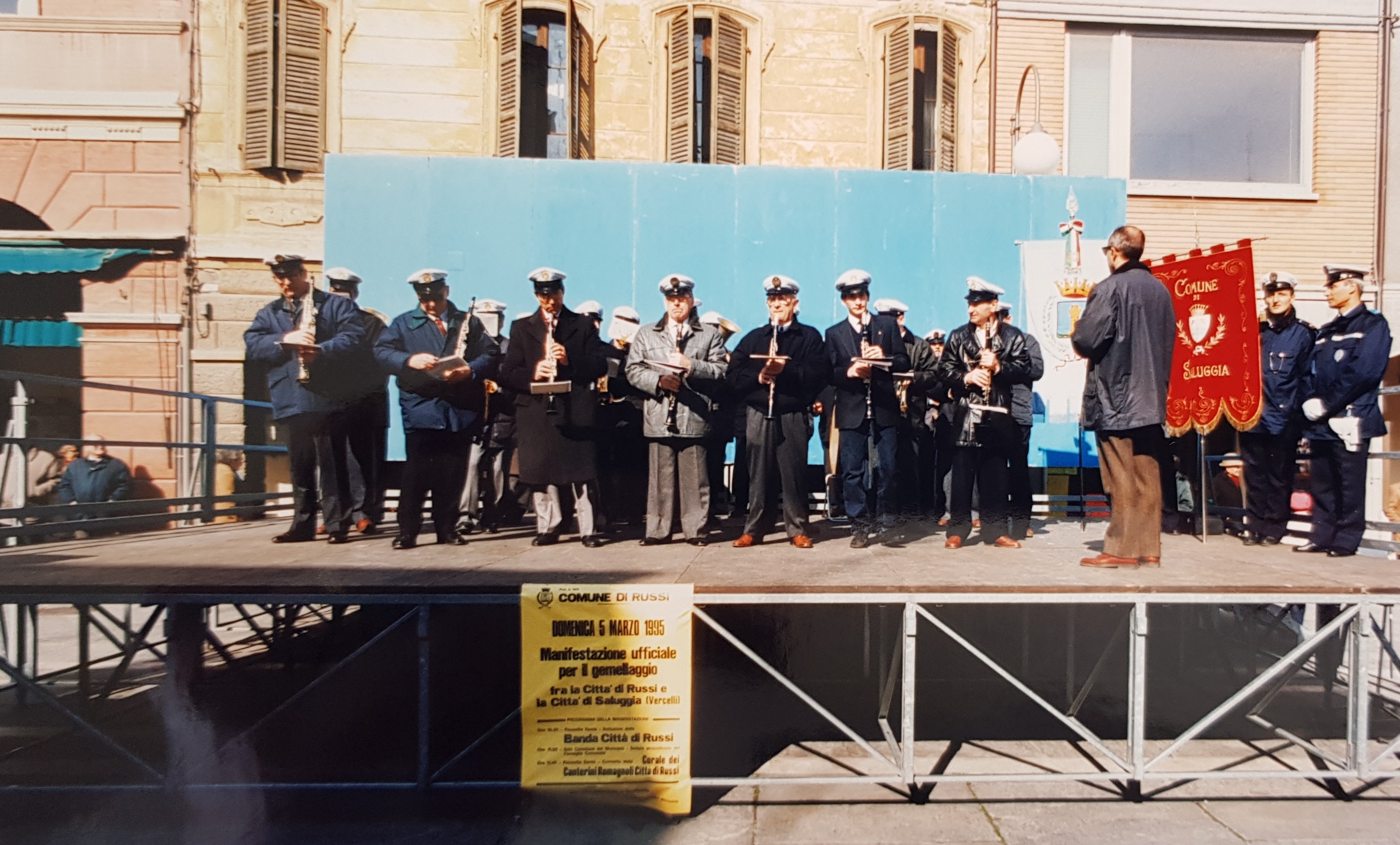 1995 Firma patto Saluggia banda.jpg
