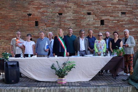 2021 Fira 25esimo gemellaggio Saluggia Rocca foto gruppo gemelli e amici.jpg