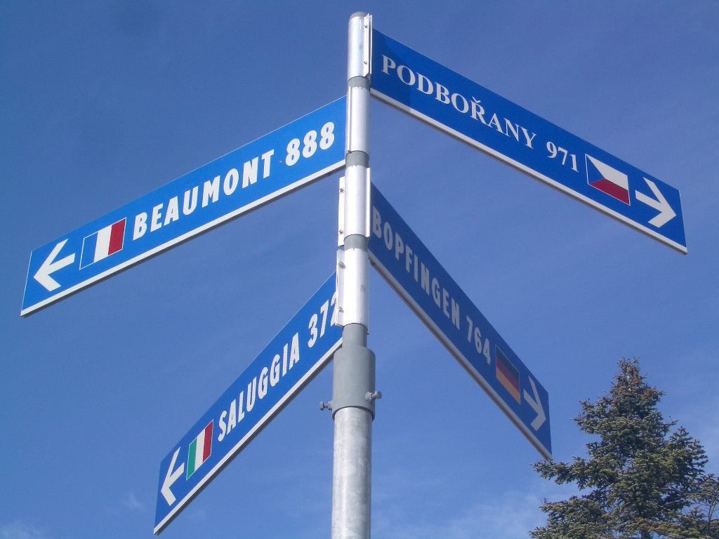 Cartello gemellaggi in piazza Farini a Russi.jpg