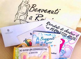 Benvenuti a Russi: primi kit consegnati ai bimbi e alle bimbe nati/e nel 2021
