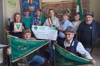 Gli Alpini delle Langhe astigiane consegnano a Russi i fondi raccolti per gli alluvionati