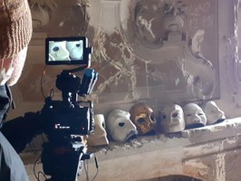 Le belle bandiere a Palazzo San Giacomo in "Dike contro Dike"